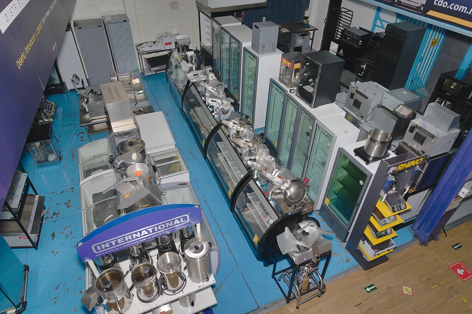 Vista amplia del showroom de CDO Negocios con equipos de refrigeración, cocción y preparación
